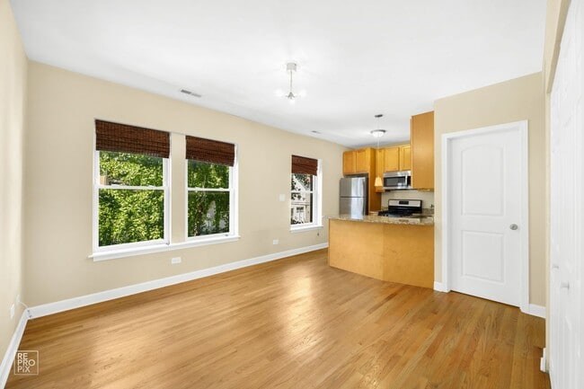 Building Photo - A Fantastic 2-bed in Fabulous Lakeview
