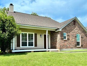 Building Photo - Serene 3BR Home in Peaceful Azalea Lakes