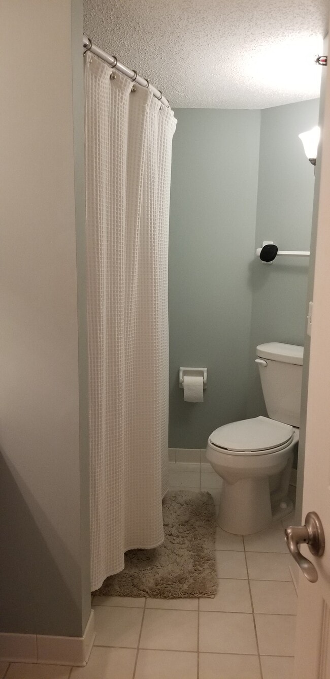 Full Bathroom - 7540 Edinborough Way