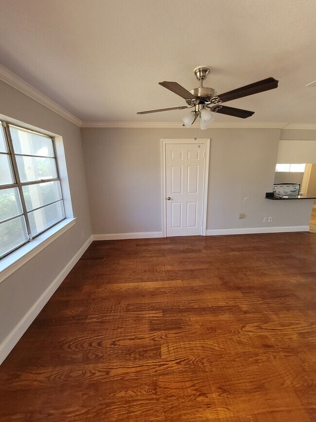 Building Photo - Modern living in Mesquite