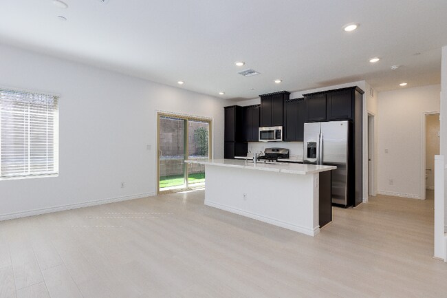Building Photo - 600 N Carriage Hill Dr