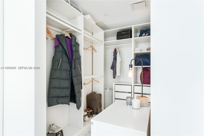 Building Photo - 700 NE 26th Terrace