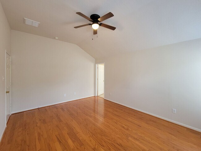 Building Photo - Well-Maintained Home with Spacious Layout ...