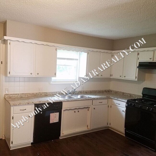 Building Photo - Gorgeous 3 Bedroom Duplex in Olathe-Availa...