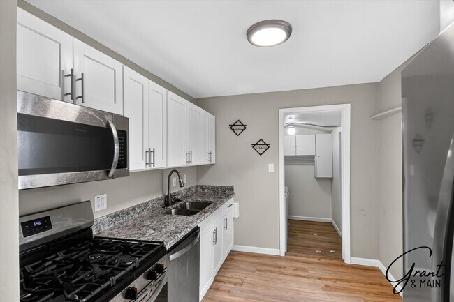 Building Photo - $1500 3 bedrooms