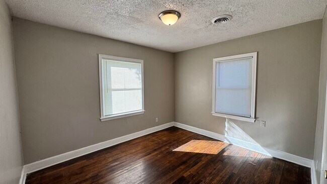 Building Photo - 1330 Victor Dr