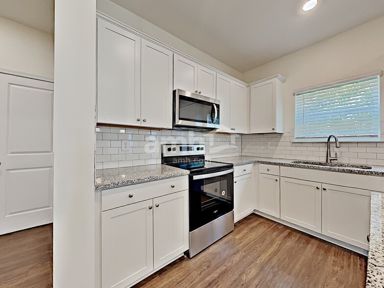 Building Photo - 505 Camp dr