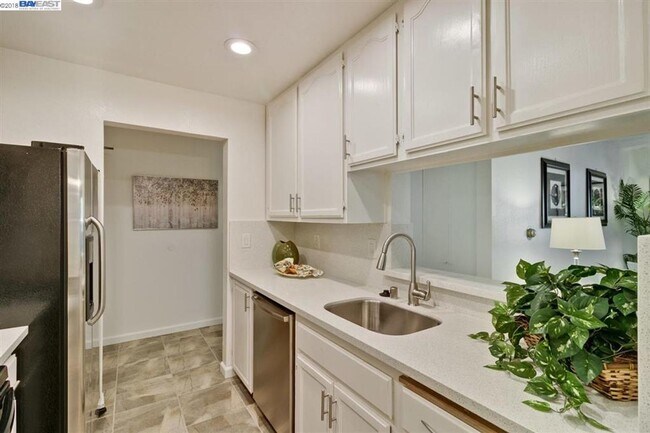 Building Photo - $2,950 / Beautifully Remodeled 2BR/2BA Condo in Newark's Gated Community