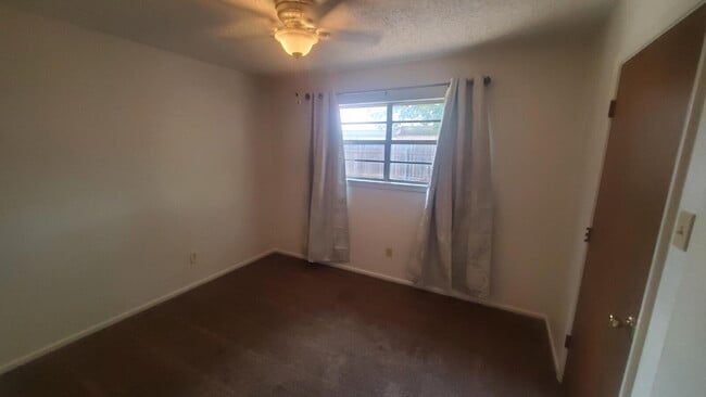 Building Photo - Centrally Located/ Convenient to Major Tho...