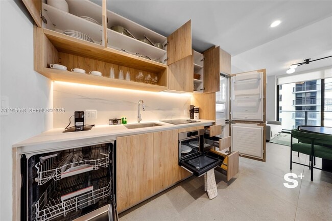 Building Photo - 11 NE 6th St