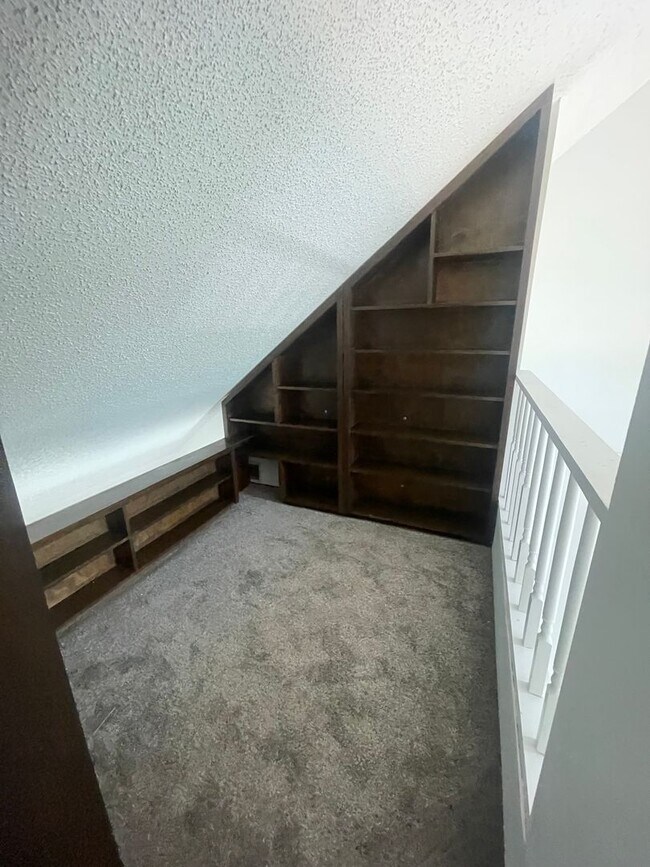 Building Photo - TOP FLOOR CONDO WITH ONE BEDROOM, DEN WITH...