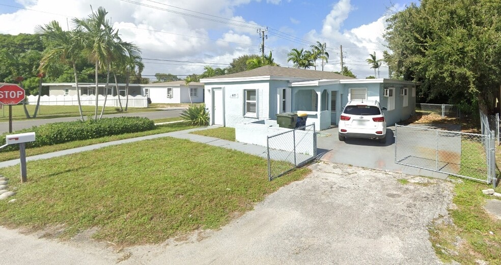 Building Photo - 417 SW 7th Ter