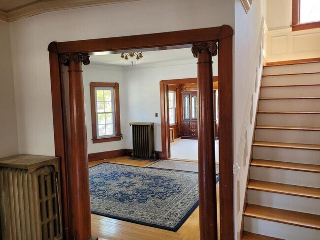 Building Photo - 2060 Elm St
