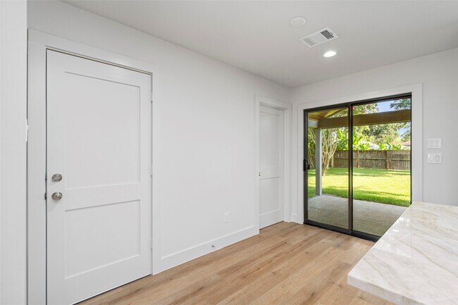 Building Photo - 9606 Pine Lake Dr