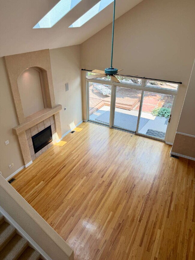 Building Photo - Don’t Miss out on this 4-bedroom 3 bath home in the gated Lighthouse Villas Community.