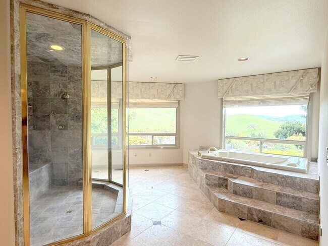 Building Photo - Beautiful custom one story estate located on one of the most desirable streets in Blackhawk Count...