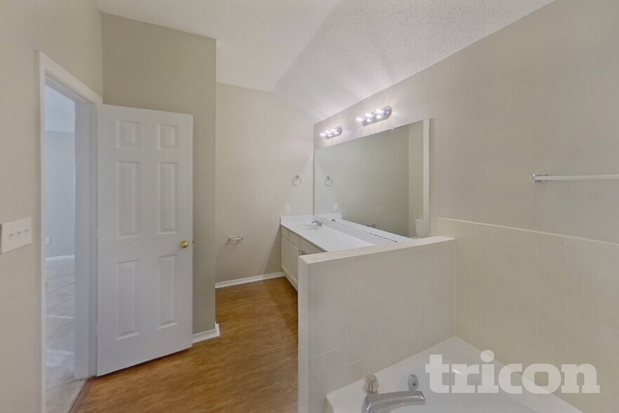 Building Photo - 2805 Trotters Pointe Dr