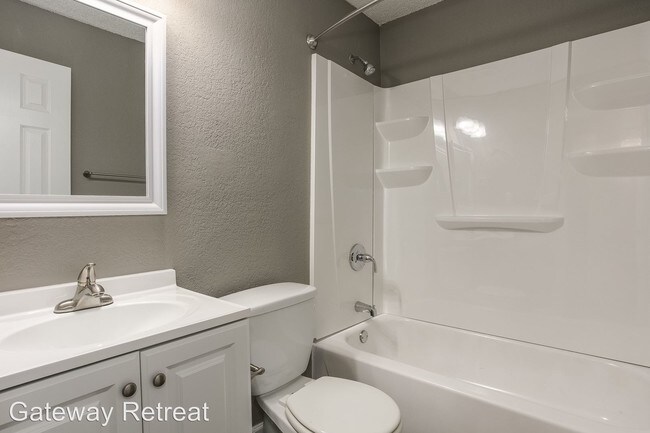 Building Photo - 1 br, 1 bath Apartment - 15400 Bellaire Ave