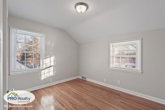 Building Photo - 3 Bedroom Home in North St. Paul