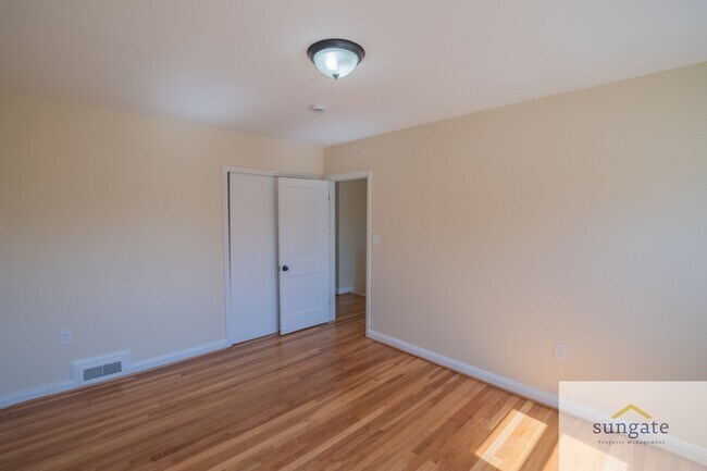 Building Photo - 1444 Meridene Dr