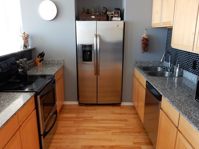 Building Photo - 1000 W Leland Ave