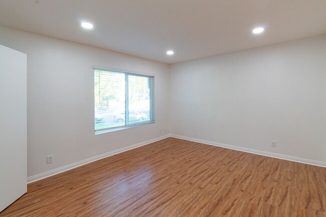 Building Photo - Recently Remodeled 3 Bedroom - Two Story B...