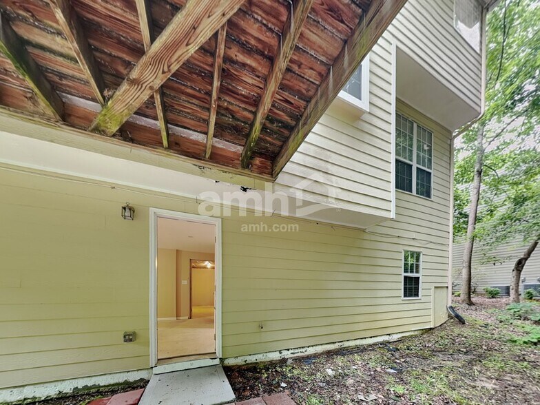 Building Photo - 433 Holland Springs Dr