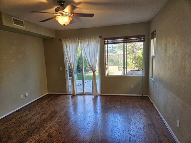 Building Photo - 3 Bedroom - 2.5 Bathroom Townhome in Scrip...