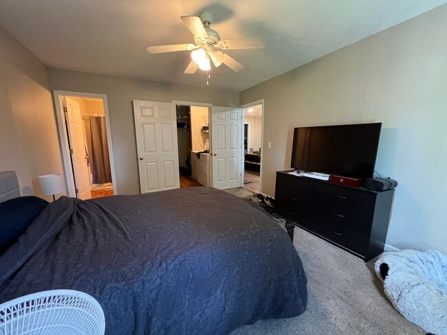 Building Photo - Charming townhome close to Cherry Point!