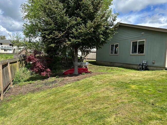 Building Photo - Ferndale 3 Bedroom 2 bath Rambler Small Pe...