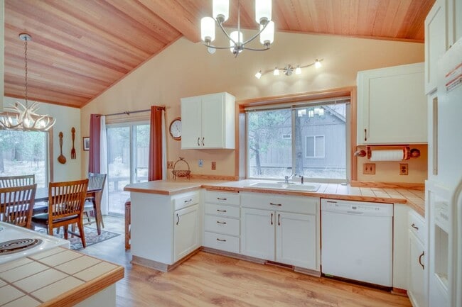 Building Photo - 3 Bedroom 2 Bath Fully Furnished - Sunriver Oregon