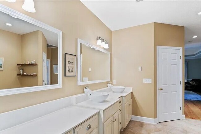 Building Photo - Beautiful 3 bedroom 2 bath home