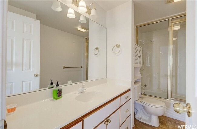 Building Photo - Large 6 Bedroom Home, 3 Car Garage, Gorgeo...
