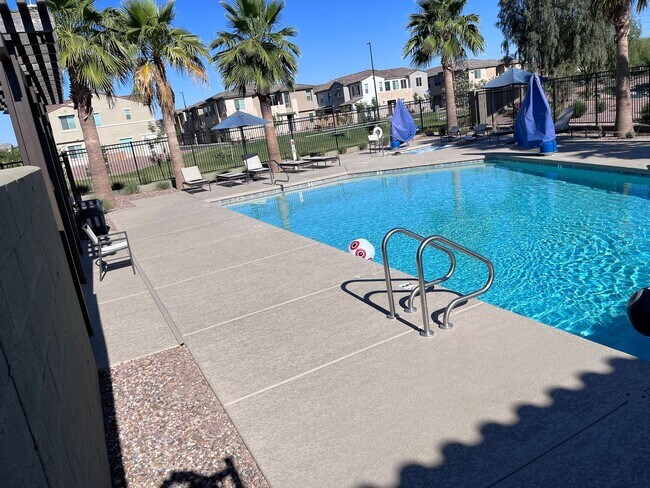 Building Photo - TOWN HOME WITH COMMUNITY POOL , GATED COMMUNITY in GILBERT!
