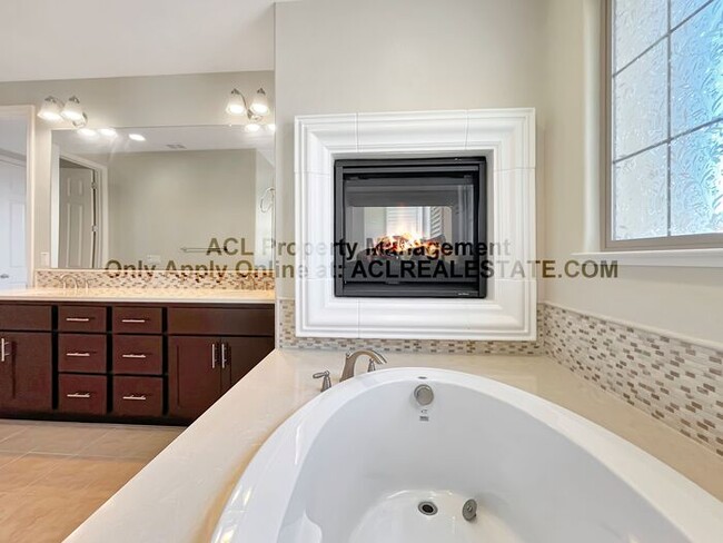 Building Photo - Beautiful 4 Bed / 3 Bath Home with Views —...