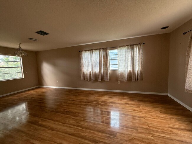 Building Photo - Englewood Park 3 bedroom, 2 bath available...