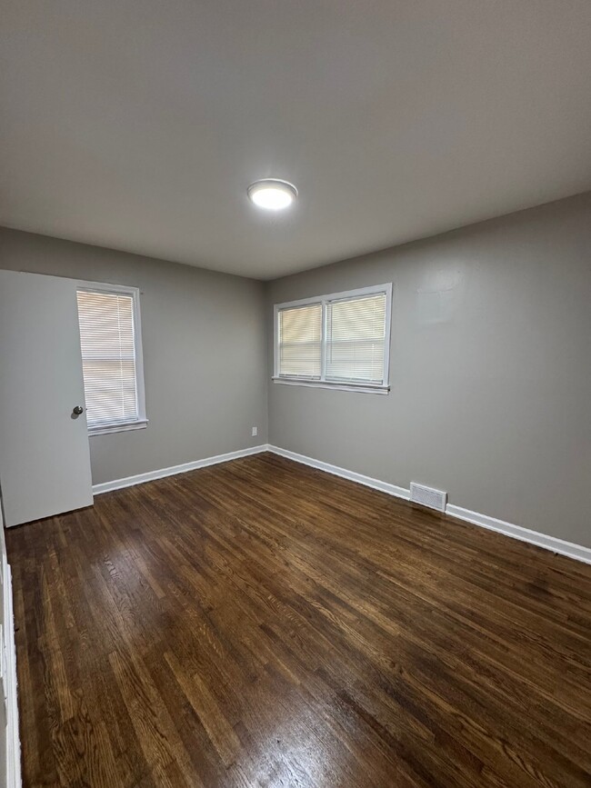 Building Photo - Updated 2 bedroom, 1 bathroom duplex with ...