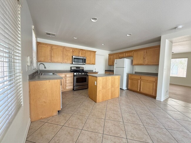 Building Photo - 2696 Begonia Valley Ave