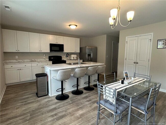 Building Photo - 51 Pomeranian St