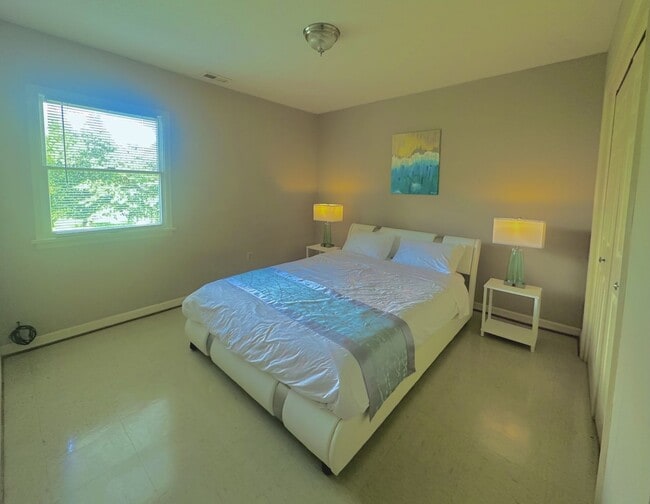 Building Photo - Lovely 2 bedroom 1 bath rental close to hospitals and downtown!
