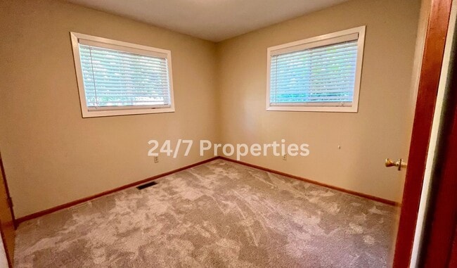 Building Photo - Spacious 4BD I 2BA Home w/ Separate Living...