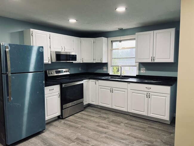 Building Photo - 1036 Chicopee St