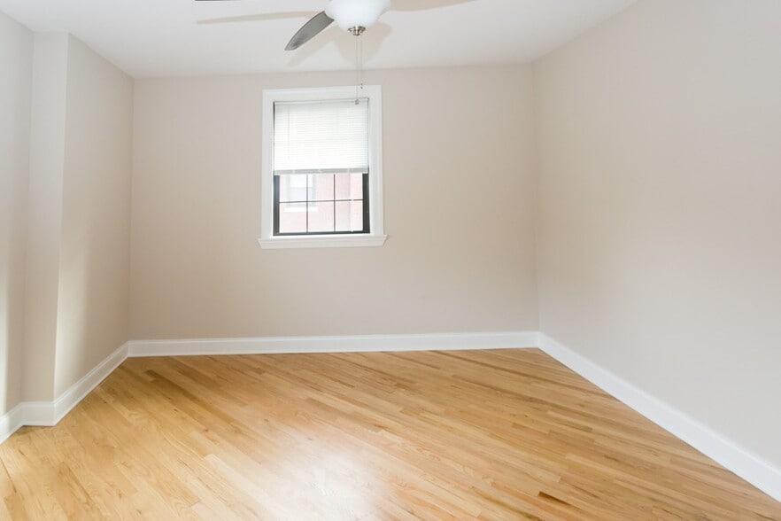 Building Photo - 946 Green Bay Rd