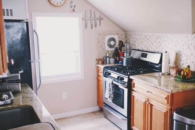 Kitchen - 12 Berkeley Ave