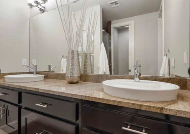 Building Photo - Experience fabulous Brookside living, just outside your front door!