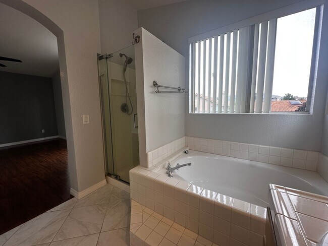 Building Photo - Santa Fe Hills 4 Bedroom Home
