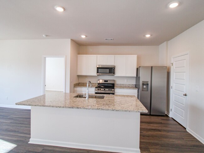 Building Photo - Move-In Ready! Beautiful 3 Bedroom Home in a Prime Location