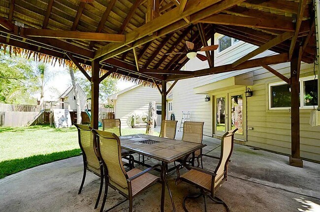 Building Photo - 3202 Bayou Dr