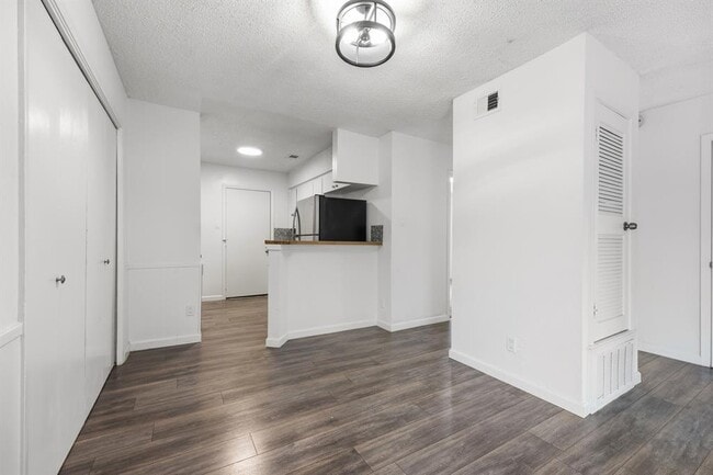 Building Photo - 11301 Oakwood Dr