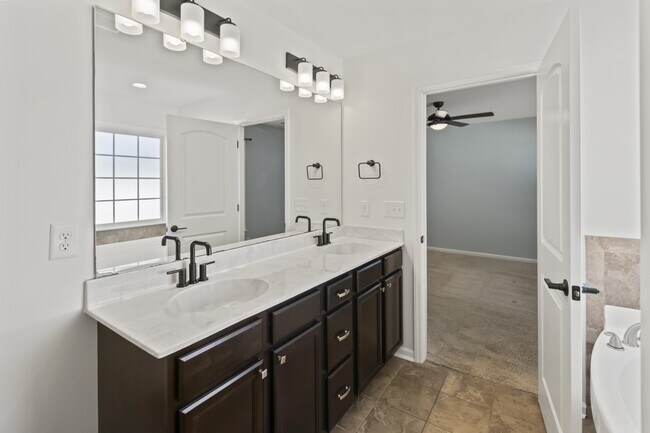 Building Photo - 704 Jade Ln